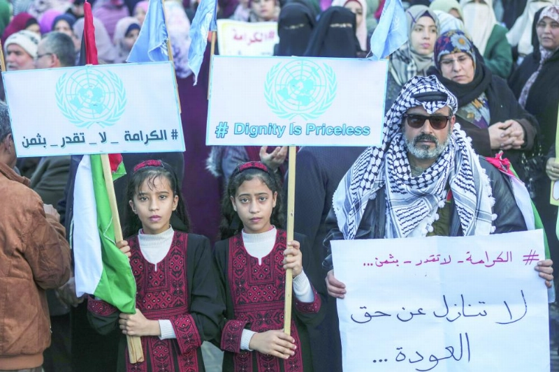 تظاهرة فلسطينية ضد قطع المساعدات الأمريكية عن الأونروا (د ب أ)