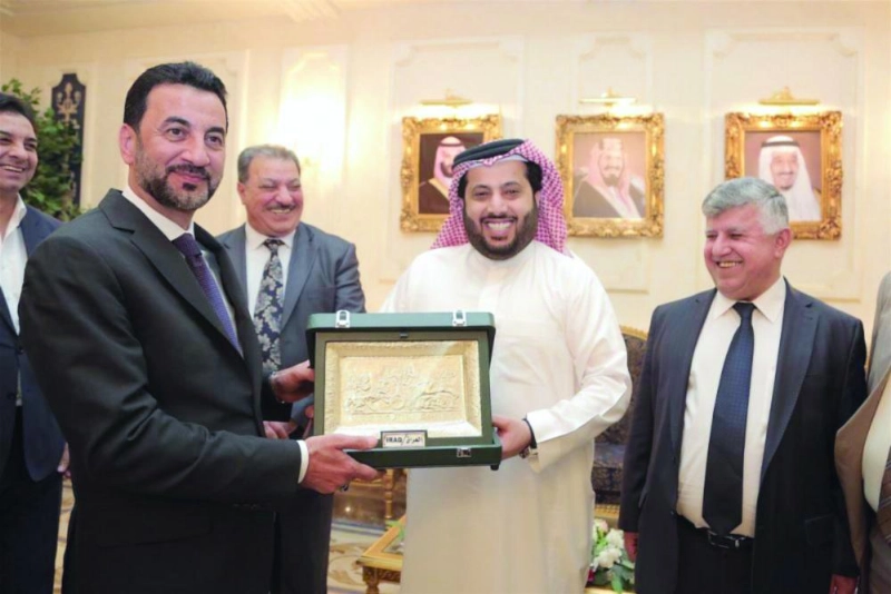 تركي آل الشيخ خلال استقباله عبدالحسين عبطان (هيئة الرياضة)