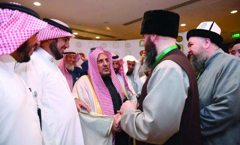 حسين آل الشيخ خلال لقائه ضيوف البرنامج (واس)
