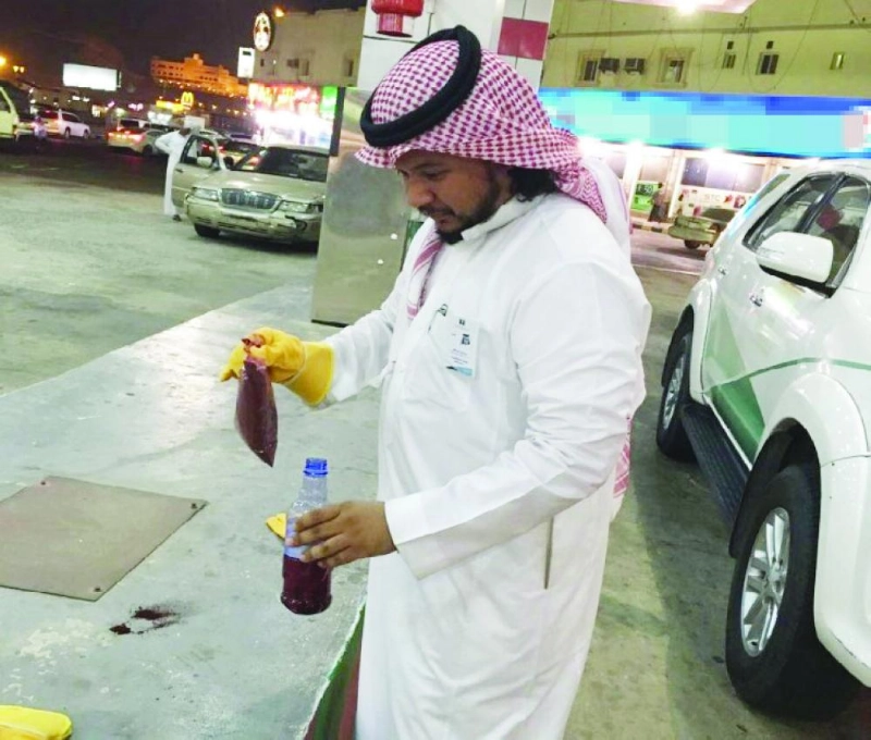 فحص وقود إحدى المحطات في وقت سابق (مكة)