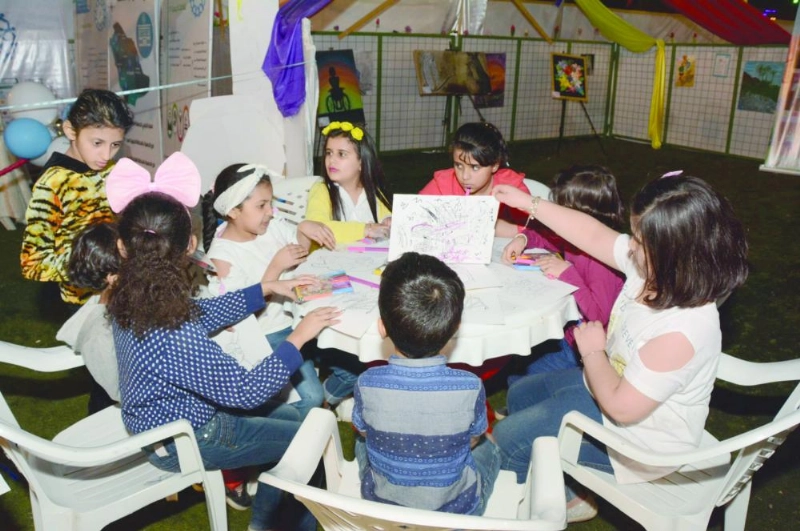من مشاركة الأطفال في المقهى التشكيلي (واس)