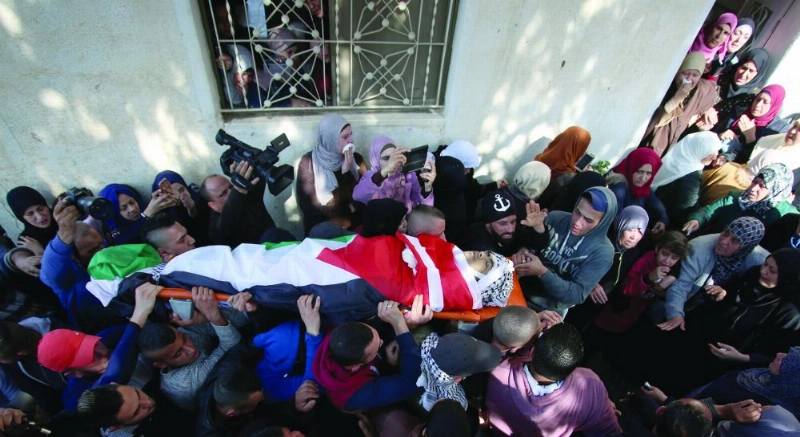 فلسطينيون يشيعون جثمان شاب قتل برصاص الاحتلال في جنين (د ب أ)