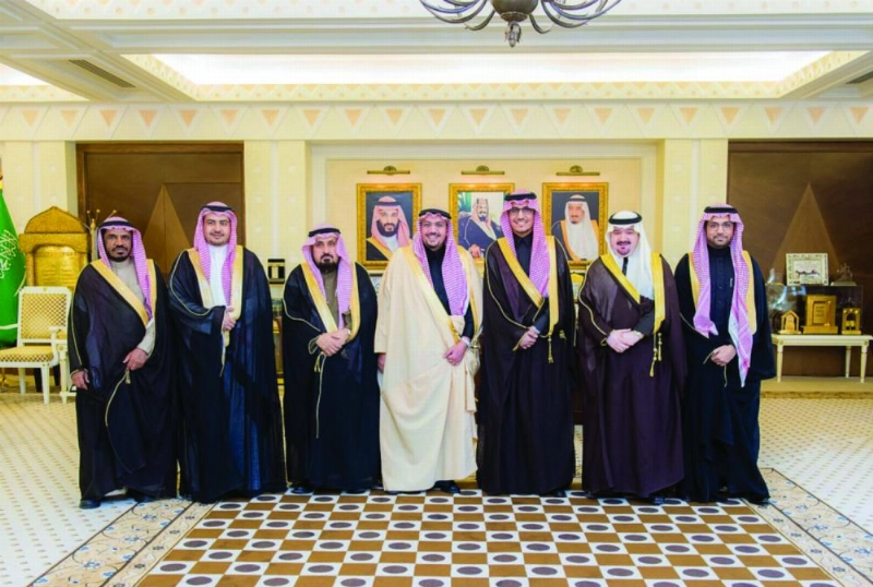 فيصل بن مشعل متوسطا مسؤولي الهيئة العامة للزكاة والدخل (واس)
