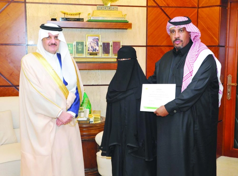 سعود بن نايف خلال استقباله هيلة ووالدها (واس)