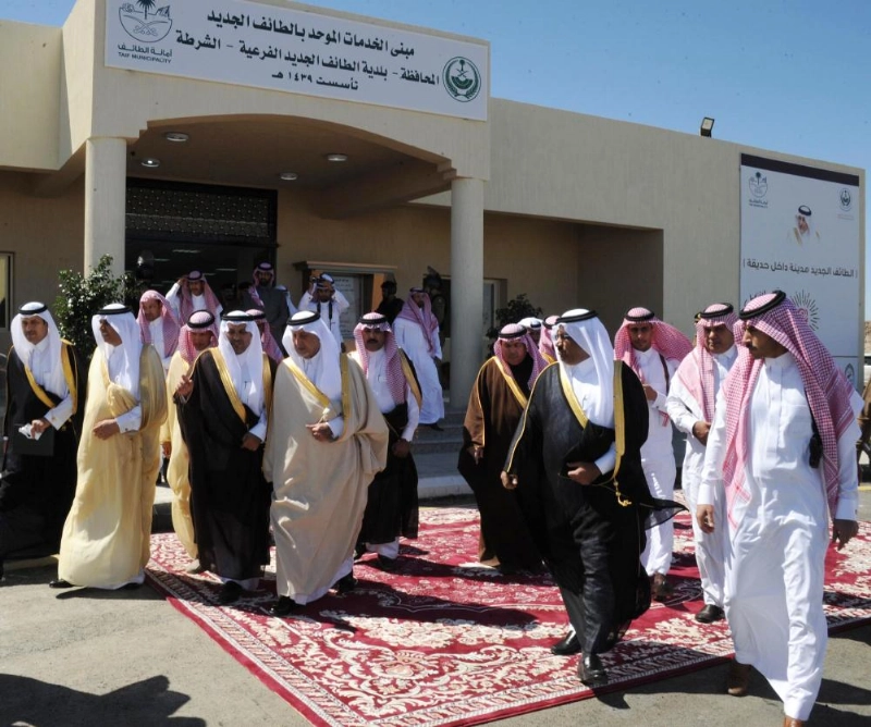 خالد الفيصل خلال زيارته مدينة الطائف الجديد (واس)
