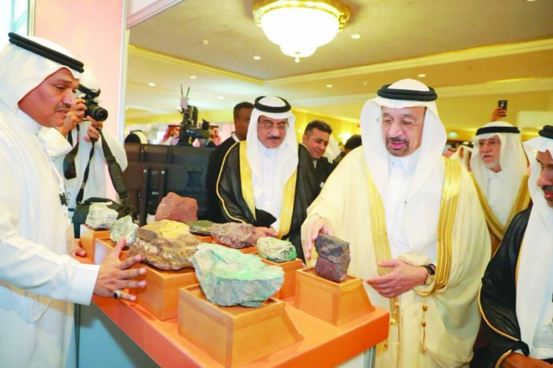 الفالح خلال جولته بالمعرض المصاحب للمؤتمر (مكة)