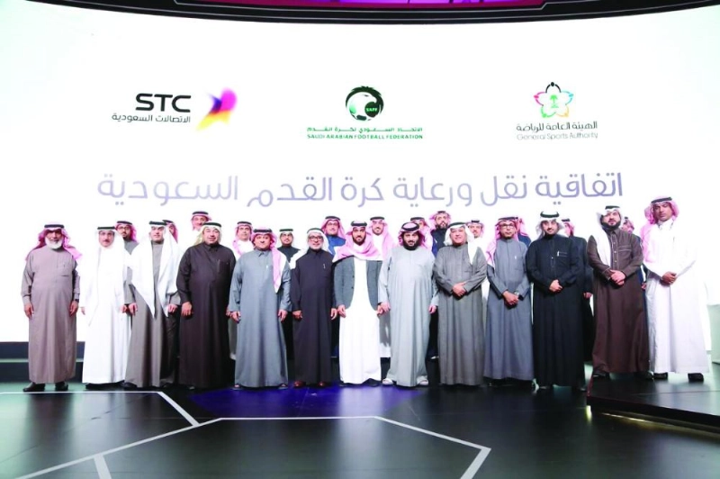 مسؤولو هيئة الرياضة واتحاد القدم وشركة الاتصالات عقب التوقيع (الاتحاد السعودي)