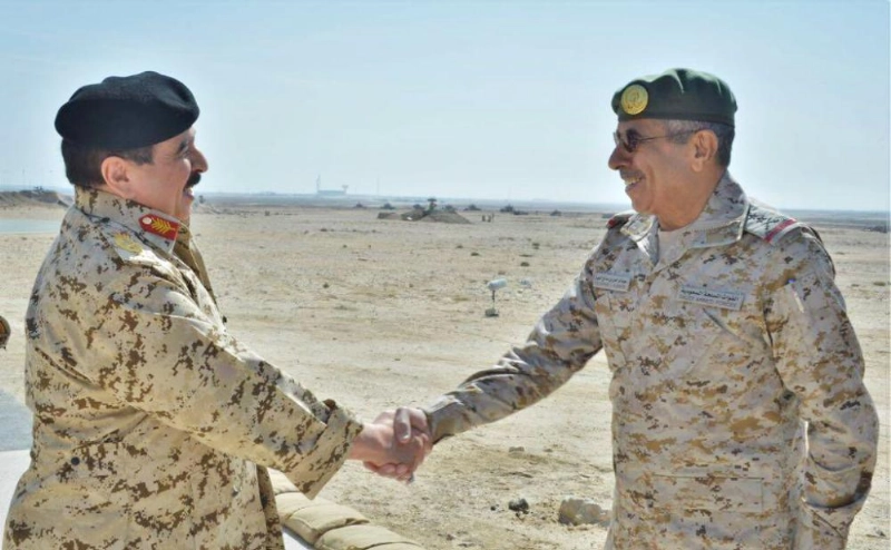 الملك حمد بن عيسى يصافح الفريق البنيان