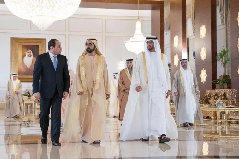 محمد بن راشد ومحمد بن زايد يستقبلان السيسي في أبوظبي (تويتر)