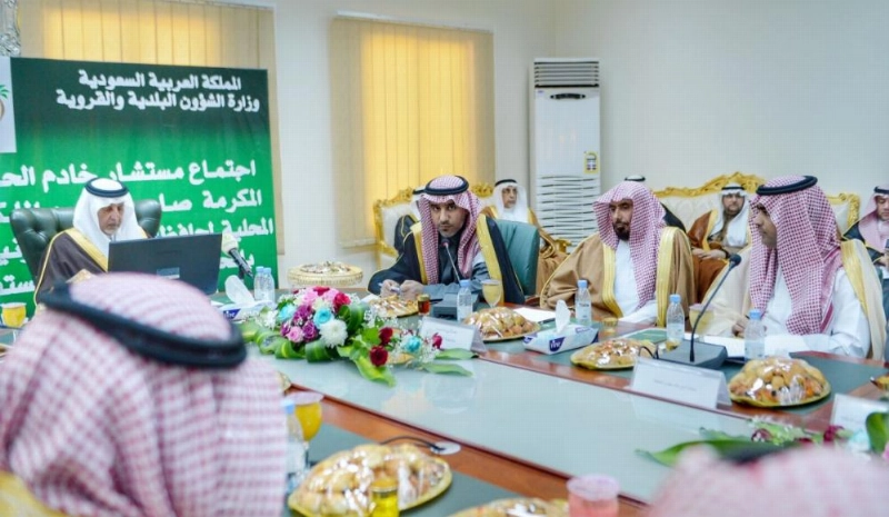 خالد الفيصل خلال ترؤسه الاجتماع