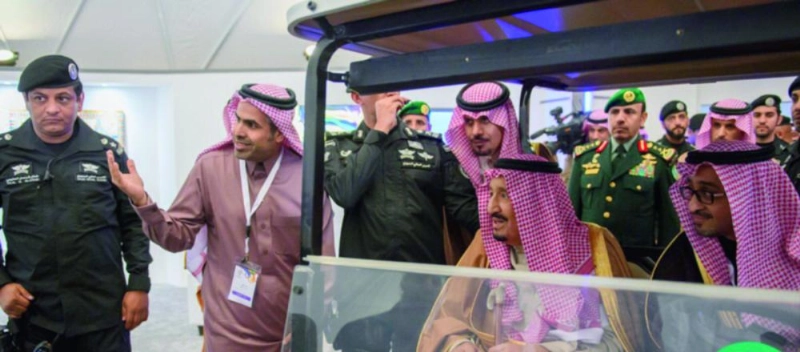 خادم الحرمين الشريفين خلال تدشنه جناح مسك الخيرية في الجنادرية