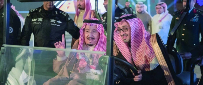 خادم الحرمين الشريفين خلال تدشنه جناح مسك الخيرية في الجنادرية