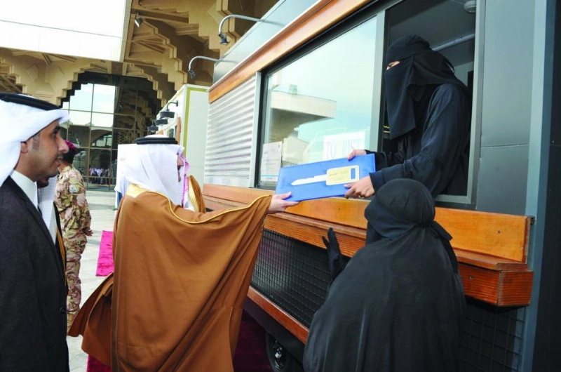 سعود بن نايف مسلما مفتاح العربة لإحدى السيدات المنتجات (واس)