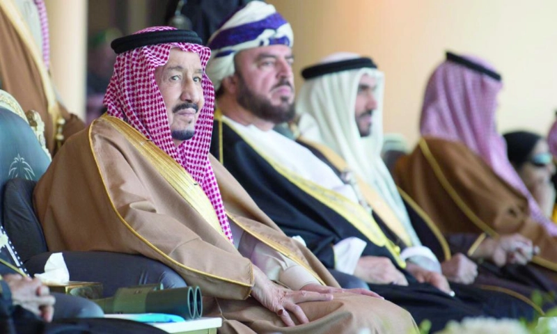 خادم الحرمين الشريفين خلال تشريفه سباق الهجن السنوي الكبير