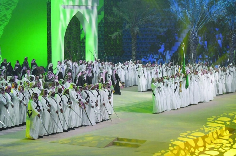 الملك سلمان خلال رعايته مهرجان الجنادرية الـ 32 بالرياض أمس (واس)
