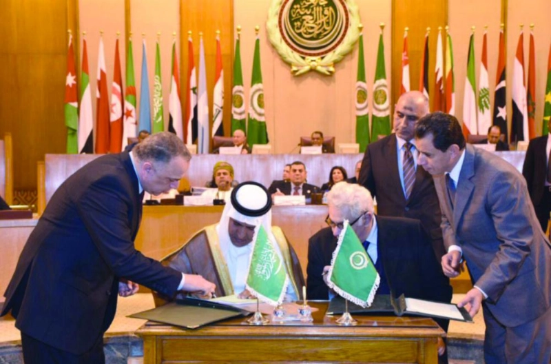 البازعي خلال التوقيع على اتفاقية التعاون الجمركي العربي (واس)