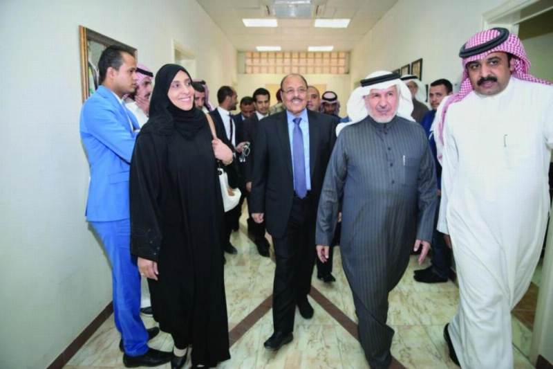 علي الأحمر متجولا في المركز برفقة الربيعة (تويتر)