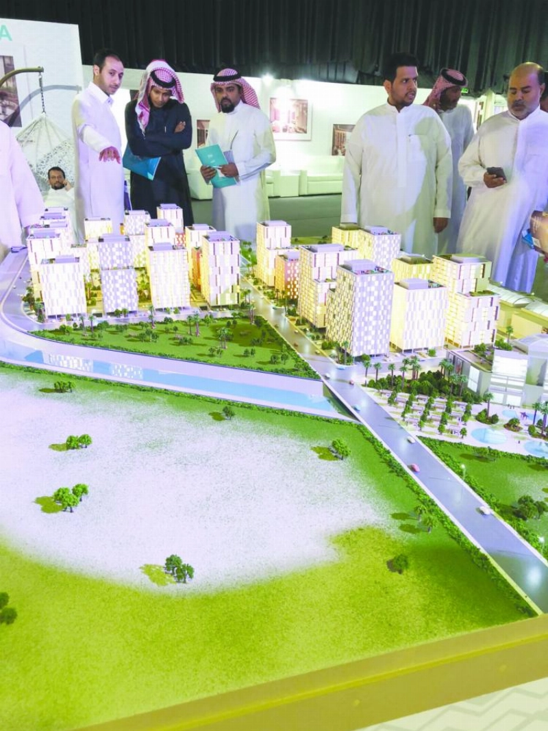 مستفيدون يطلعون على مشروع تشرف عليه الإسكان في جدة (مكة)
