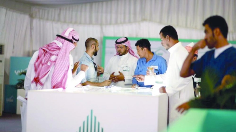 مستفيدون خلال استكمال حجز وحدات سكنية في وقت سابق (مكة)