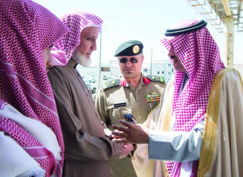 عقاب اللويحق يعزي ذوي الشهيد عبدالله الزهراني أمس (واس)