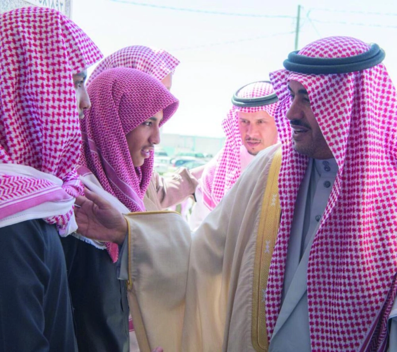 عقاب اللويحق يعزي ذوي الشهيد عبدالله الزهراني أمس (واس)