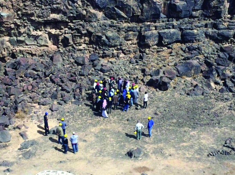 من زيارة ضيوف المؤتمر الجيولوجي للكهوف والحرات في خيبر والمدينة (واس)