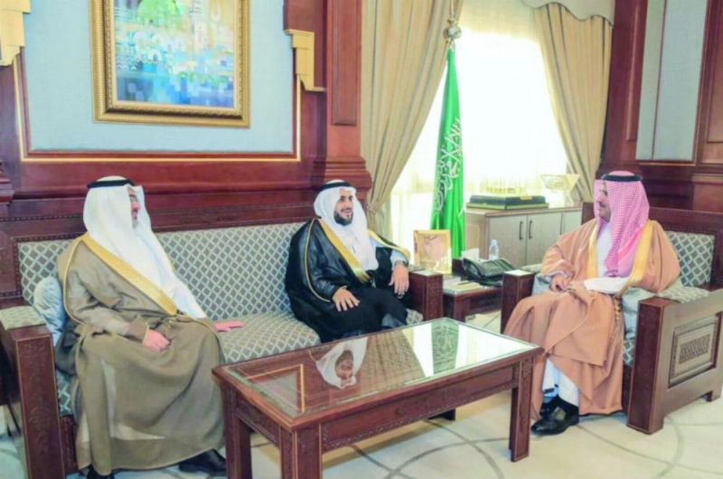 فيصل بن سلمان لدى استقباله منصور المشيطي (واس)