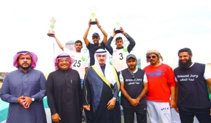 الفائزون بسباق كأس خادم الحرمين الشريفين بالبدائع (واس)