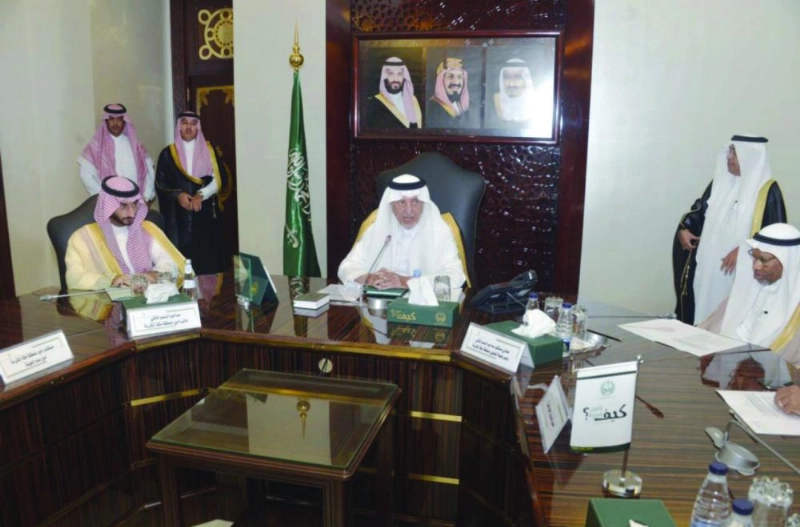 خالد الفيصل خلال ترؤسه اجتماع اللجنة التنفيذية أمس (واس)