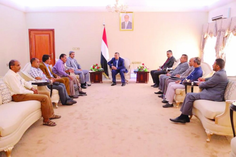 رئيس الوزراء اليمني مستقبلا أعضاء من هيئة التدريس في الجامعات (سبأ نت)
