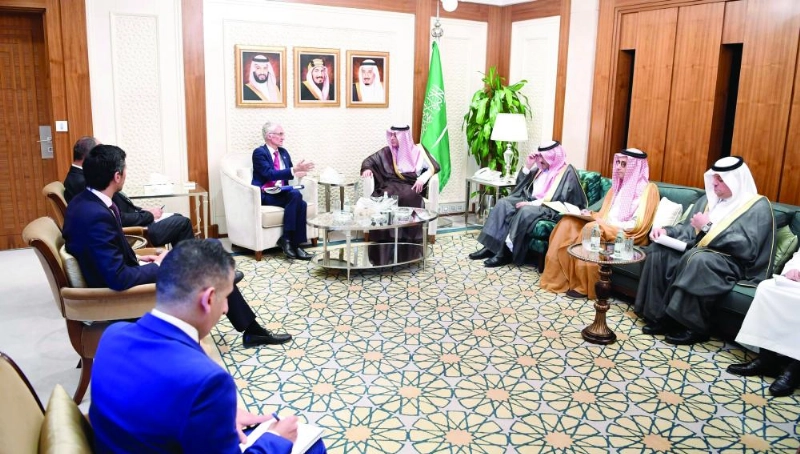 الجبير مستقبلا لوكوك بالرياض أمس (واس)