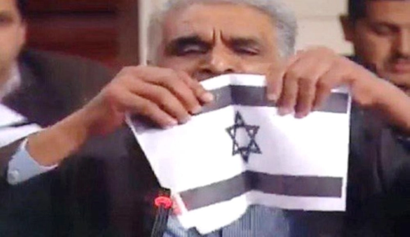 عمار عمروسية يمزق علم إسرائيل (تويتر)