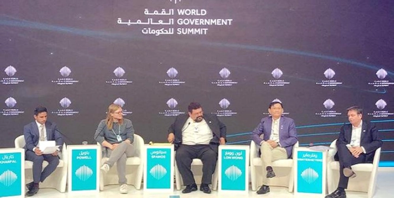 المتحدثون خلال جلسة العملات الرقمية (تويتر)