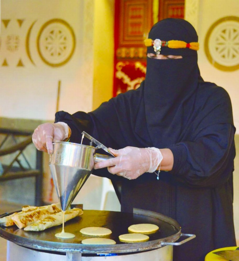 سيدة تحضر الحنيني بسوق المسكوف بعنيزة (مكة)