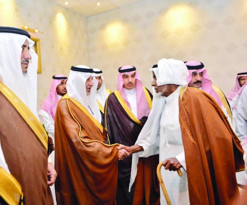 .. ولدى استقباله أهالي الليث