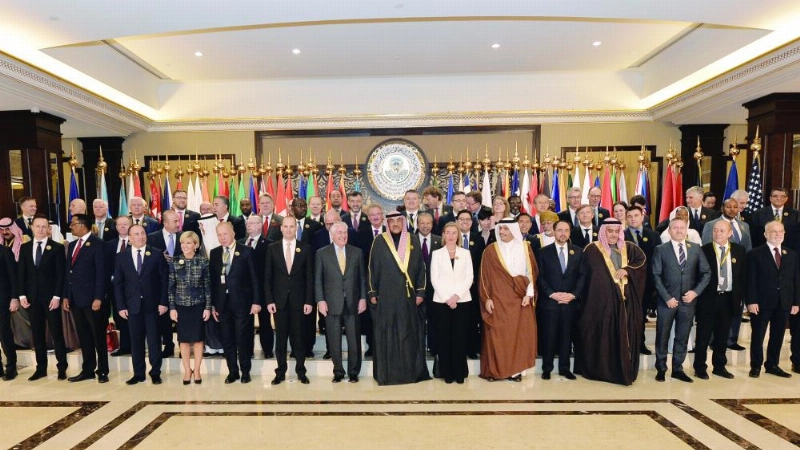 المشاركون في اجتماع دول التحالف ضد داعش بالكويت أمس (واس)