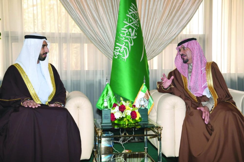 خالد بن عياف لدى استقباله شخبوط آل نهيان (واس)