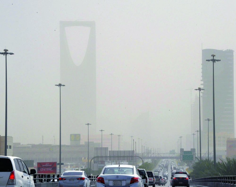 الغبار يخيم على أجواء مدينة الرياض أمس (واس)