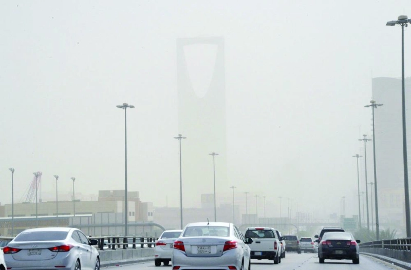 الغبار يخيم على أجواء مدينة الرياض أمس (واس)