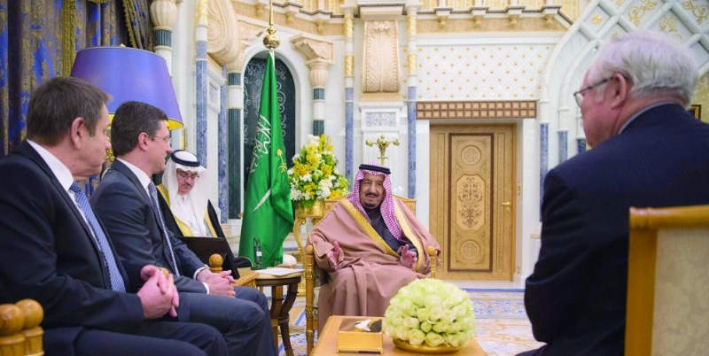 (واس) الملك سلمان خلال استقباله وزير الطاقة الروسي ألكسندر نوفاك في الرياض أمس
