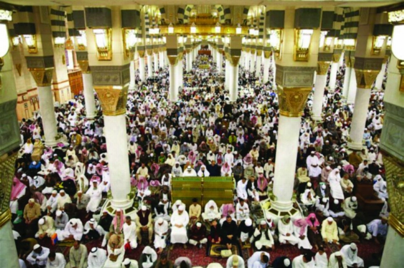 جموع من المصلين في الحرم النبوي