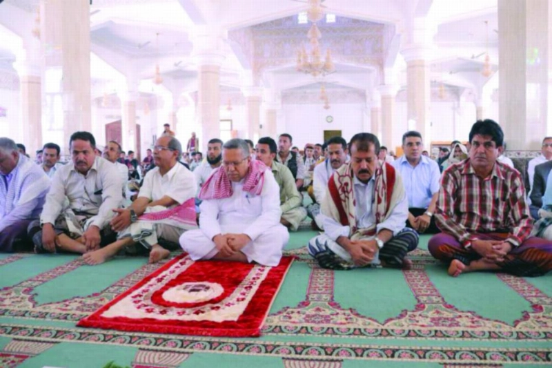 رئيس الوزراء أحمد بن دغر يؤدي صلاة الجمعة في عدن مع عدد من القيادات اليمنية (تويتر)