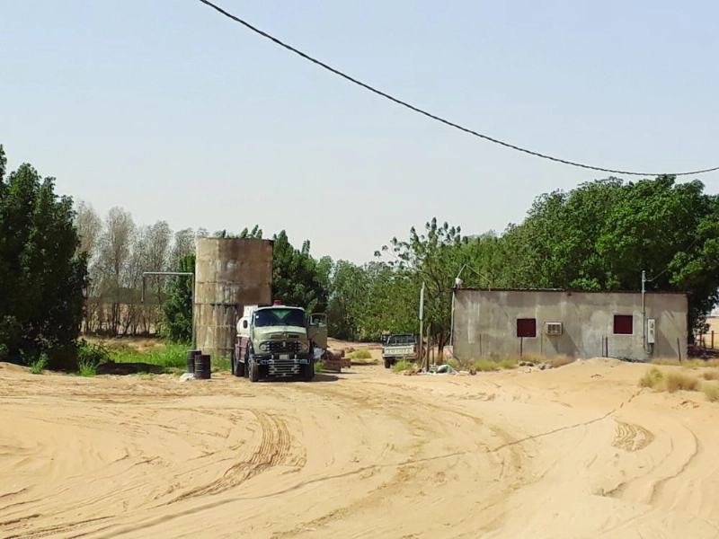 صهريج ماء يملأ حمولته