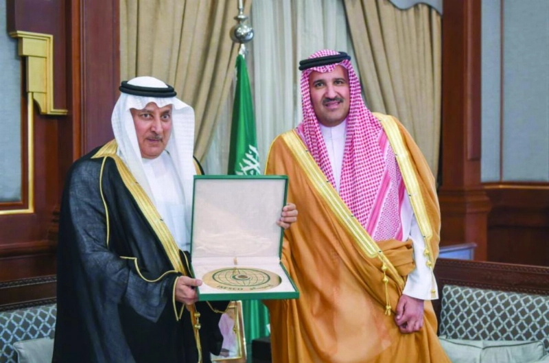 فيصل بن سلمان يتسلم درع الإيسيسكو من التويجري (واس)