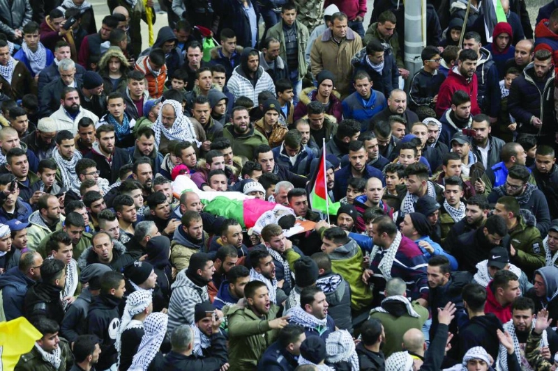 فلسطينيون يشيعون في الضفة أمس جثمان شهيد قتل برصاص الاحتلال (د ب أ)