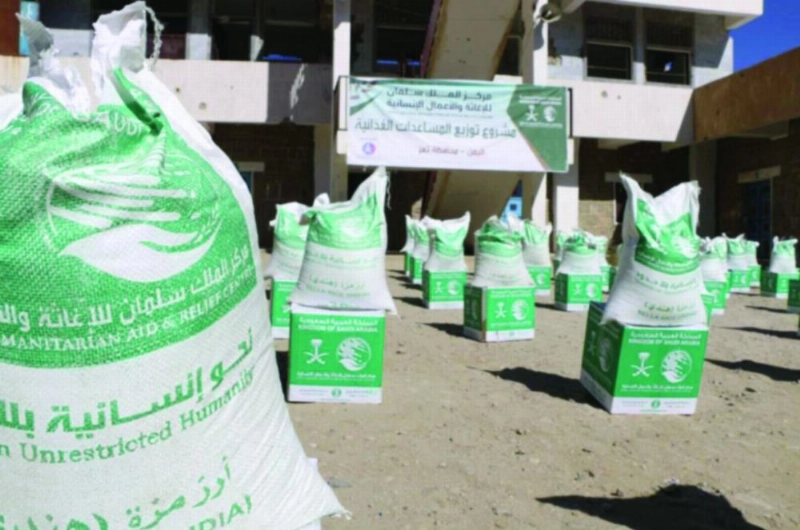 سلال غذائية سعودية خلال توزيعها في تعز