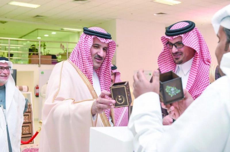 فيصل بن سلمان وسعود بن خالد يعاينان أحد المنتجات (واس)