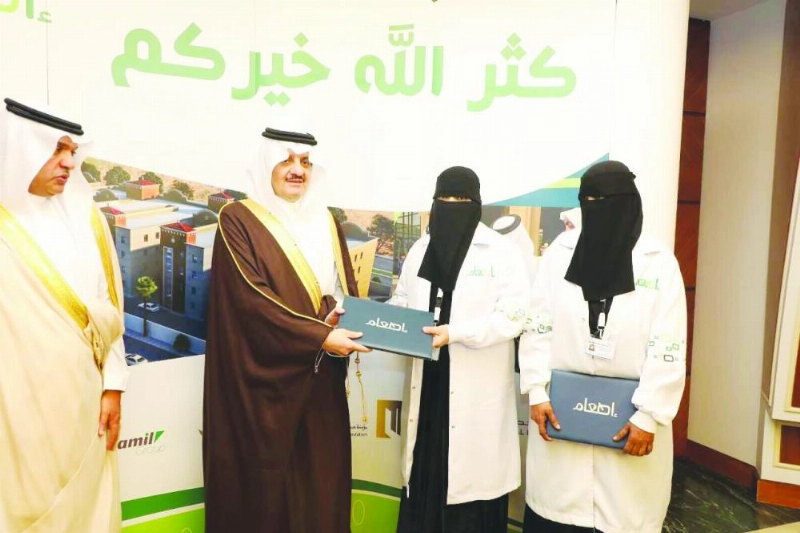 سعود بن نايف يكرم أقدم موظفتين بالجمعية (مكة)