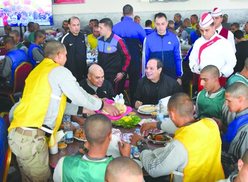السيسي يتناول الإفطار مع طلبة الكلية الحربية بالقاهرة (مكة)
