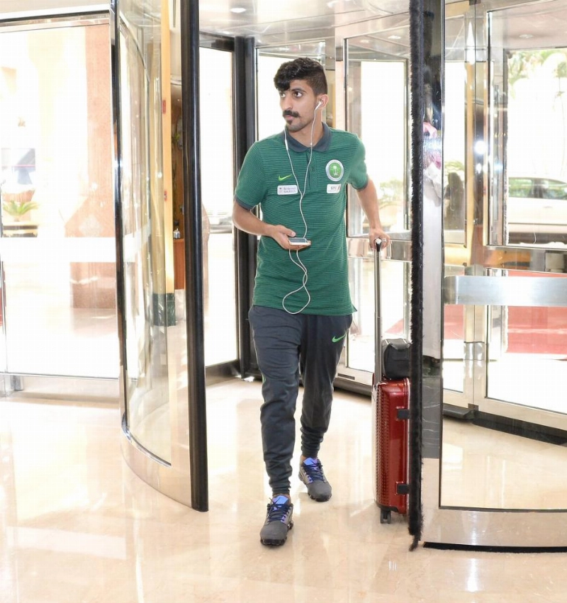 محمد الكويكبي بمقر المعسكر أمس (الاتحاد السعودي)